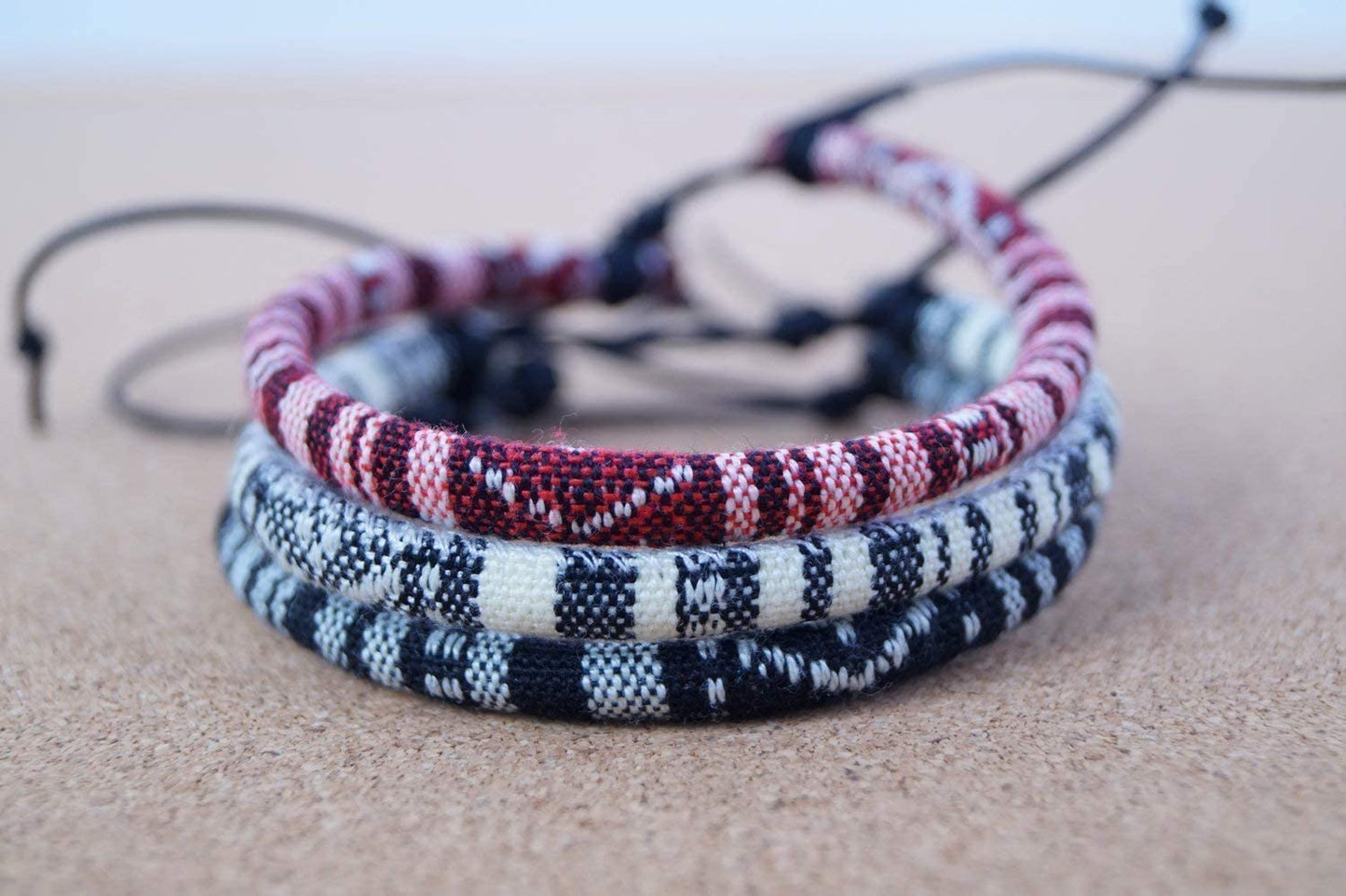 Made by Nami Pulsera Boho Surfer para Mujer y Hombre - Accesorios para Fiestas y de Playa - Hechos a Mano - 100% Resistente al Agua y Ajustable (Amarillo)