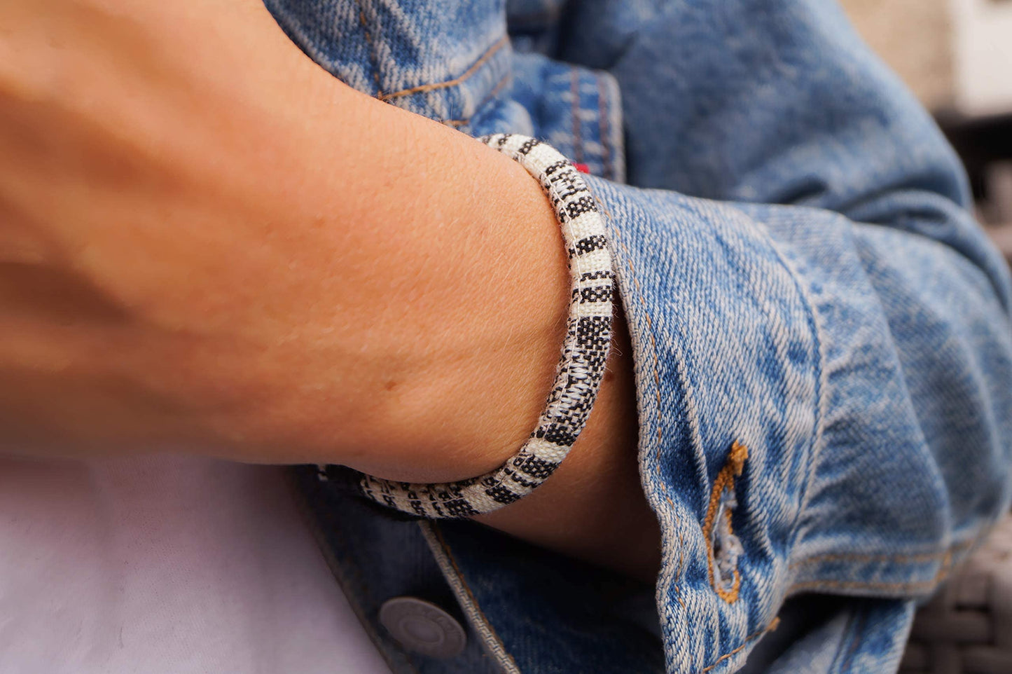 Made by Nami Pulsera Boho Surfer para Mujer y Hombre - Accesorios para Fiestas y de Playa - Hechos a Mano - 100% Resistente al Agua y Ajustable (Amarillo)