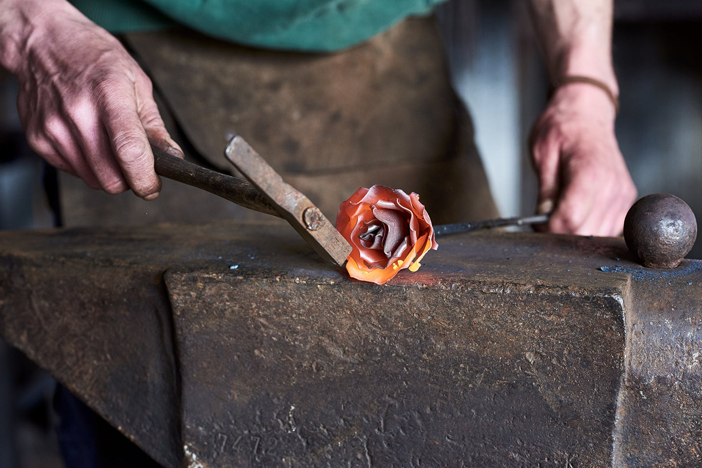 Forging Art Bcn® Rosa Eterna de Hierro Forjada a Mano - Regalo Día de la Madre, Sant Jordi, San Valentín, Bodas de hierro (6 aniversario) (Cian)