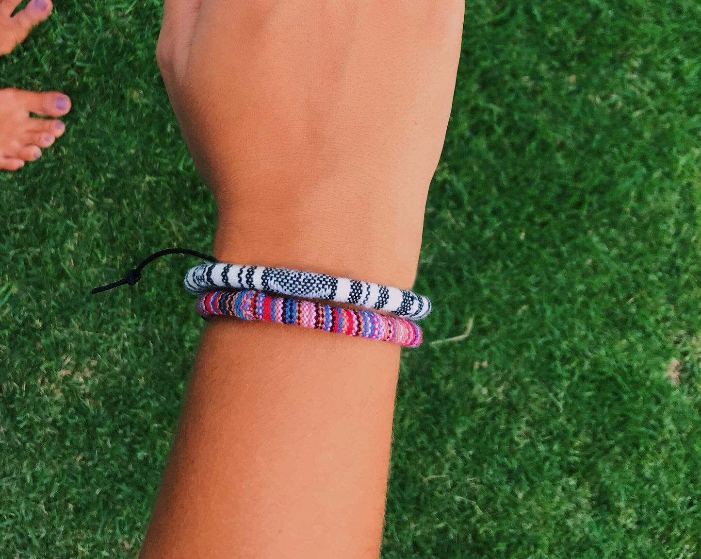 Made by Nami Pulsera Boho Surfer para Mujer y Hombre - Accesorios para Fiestas y de Playa - Hechos a Mano - 100% Resistente al Agua y Ajustable (Amarillo)